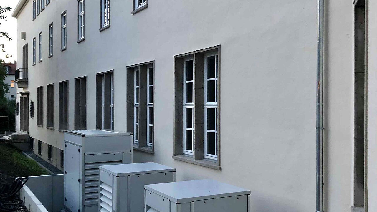 Mehrere Wärmepumpeneinheiten an einem Gebäude der Bauhaus-Universität Weimar.